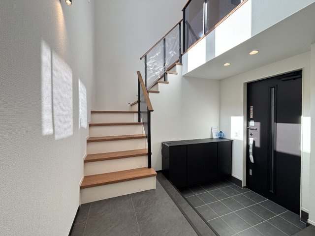 MELDIA昭和区川名本町301①｜名古屋市の戸建ならホームアップの玄関|大容量のシューズボックスで、散らかりがちな玄関もスッキリ。