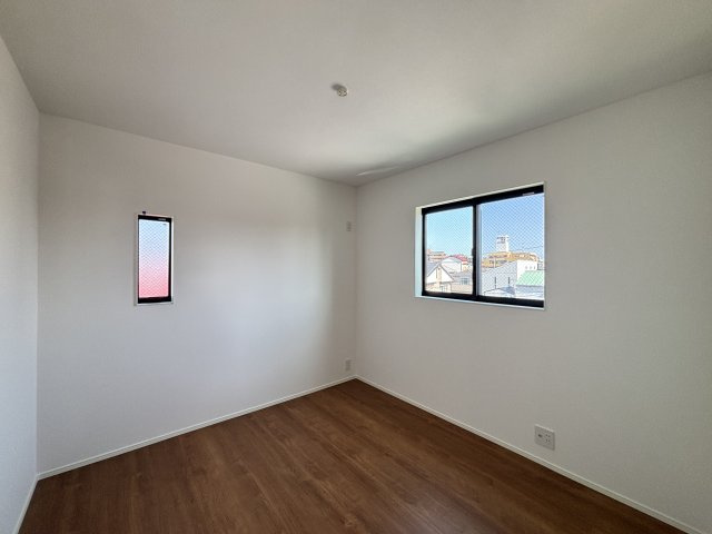 MELDIA昭和区川名本町301①｜名古屋市の戸建ならホームアップの洋室|窓から心地よい光と風を取り込む二面採光。プライベートな時間をゆったりと過ごせる、安らぎの居室空間です。