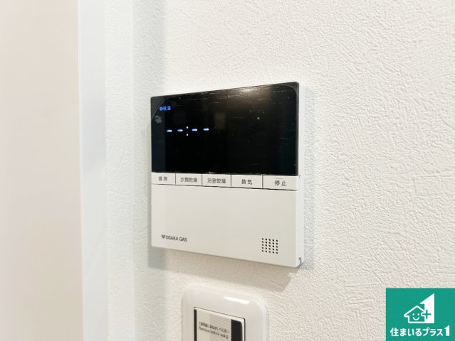 29日(土)30日(日)現地ご見学可能！　神戸市北区東有野台　ラスト1邸の発電・温水設備|給湯器リモコン（LDK側）ボタン一つでお風呂のお湯はり・追い炊き可能！便利な呼び出し機能付き！表示文字が大きく読みやすい有機ＥＬを採用！どの角度からも見やすくなっています。