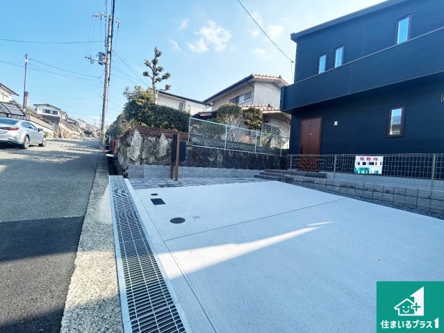29日(土)30日(日)現地ご見学可能！　神戸市北区東有野台　ラスト1邸の前面道路含む現地写真|周辺は閑静な住宅街！前面道路広々で車の出し入れも便利です。駐車が苦手な方でも安心して車庫入れできます！