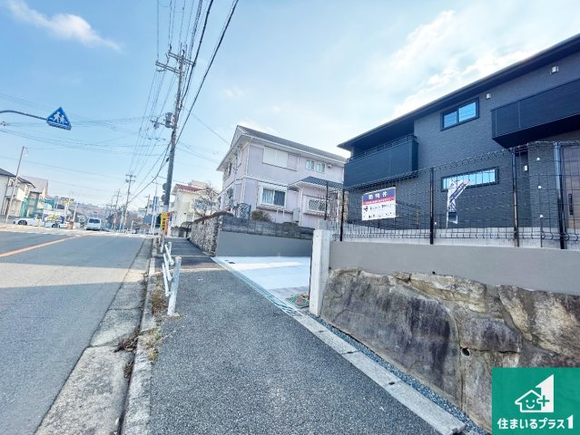 神戸市北区広陵町　新築一戸建ての前面道路含む現地写真|周辺は閑静な住宅街！前面道路広々で車の出し入れも便利です。駐車が苦手な方でも安心して車庫入れできます！