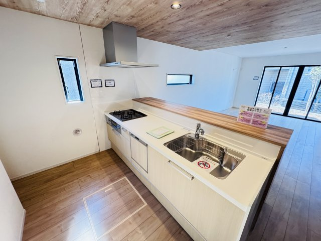 流山市江戸川台東１丁目新築戸建【江戸川台小学校：9分】のキッチン|お手入れしやすいレンジフード・シンクの水栓には浄水器がついてます！
