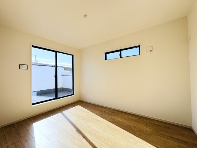 流山市江戸川台東１丁目新築戸建【江戸川台小学校：9分】の寝室|6.9帖寝室・南側バルコニー前の明るいお部屋です♪