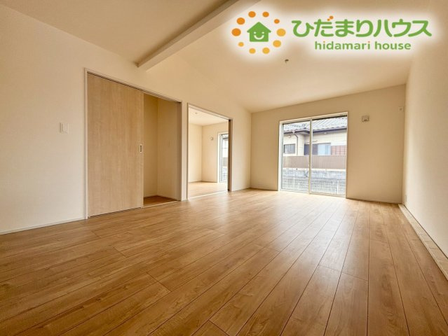 行田市谷郷　新築一戸建て　ブルーミングガーデン　01の居間・リビング|対面キッチンからお部屋全体が見渡せる、開放的なリビングダイニングです！小さなお子様が元気に遊んでいる様子を常に視界に入れながら、安心して美味しい夕食の準備や片付けを進めることができますね♪