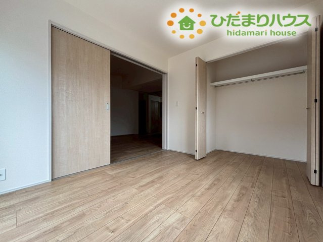 行田市谷郷　新築一戸建て　ブルーミングガーデン　01の洋室|リビングと隣接した洋室は引き戸（間仕切り戸）を開け放つことで、リビングと一体化した大空間として使うこともできます！ゲストルームなど、用途に合わせて空間の広さをサクッと調整できるのが嬉しいポイントです♪