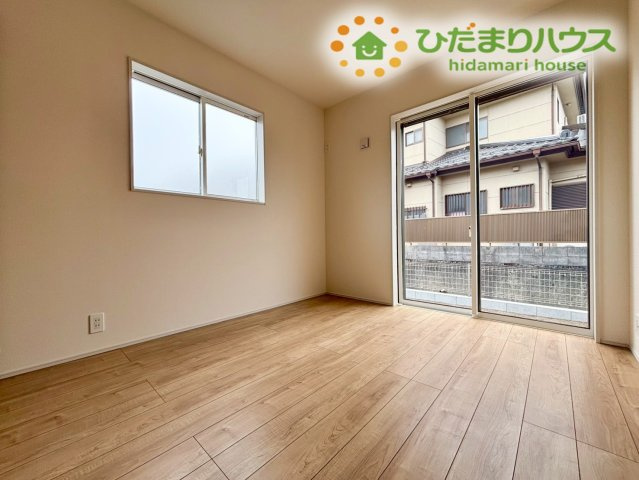 行田市谷郷　新築一戸建て　ブルーミングガーデン　01の洋室|大きな窓から光が差し込む明るい洋室は、朝の支度も気持ちよく進む爽やかさ♪開放感のある広さで、くつろぎの時間や作業スペースとしても使いやすい心地よいお部屋です!