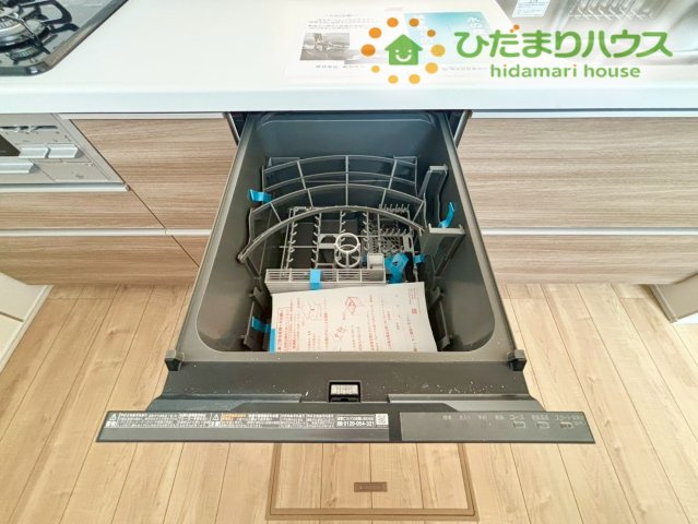 行田市谷郷　新築一戸建て　ブルーミングガーデン　01の設備|手洗いでは落としにくい頑固な油汚れもスッキリきれいに洗える、便利な食器洗い乾燥機を標準装備！食後の片付けをこの一台におまかせできるので、食後は家族みんなでゆっくりお茶を飲む時間が作れますね♪