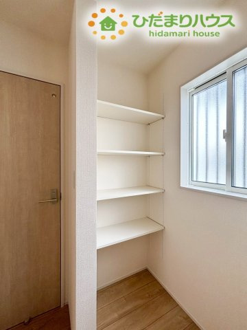 行田市谷郷　新築一戸建て　ブルーミングガーデン　01の収納|キッチンのすぐ近くに設けられた、食品のストックに大活躍するパントリースペースです！調味料やレトルト食品、非常食などを分類して綺麗に並べられるので、一目で在庫が分かり、毎日の買い出しも効率的に♪