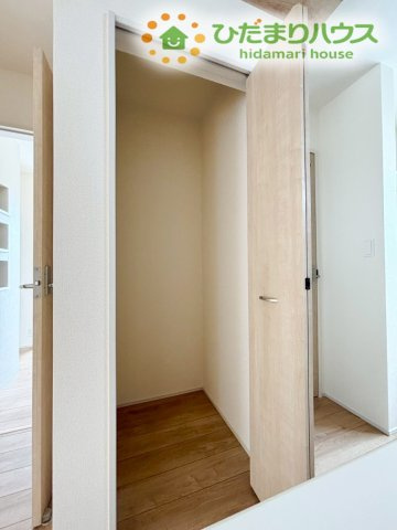 行田市谷郷　新築一戸建て　ブルーミングガーデン　01の収納|LDKの一角に配置された、サッと出し入れしやすい折れ戸タイプの収納です！掃除機やハンディモップなどの掃除用具、日用品のストックなどを生活動線上でスマートに隠してしまえるので、お家全体がスッキリ！