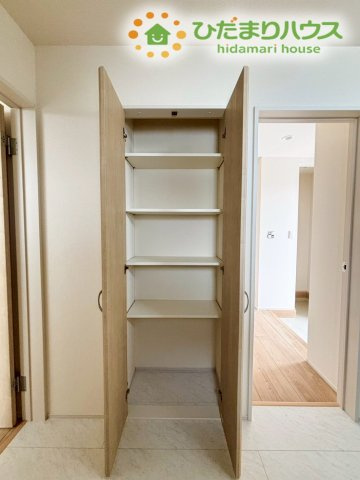 行田市谷郷　新築一戸建て　ブルーミングガーデン　01の収納|ランドリースペースや洗面所の近くに設置された、使い勝手の良い棚付きクローゼットです！家族分の着替えやバスタオル、洗剤のストックなどをまとめて保管できるので、お風呂上がりの準備もとってもスムーズ♪