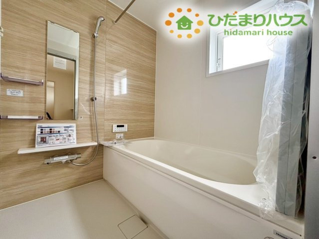 行田市谷郷　新築一戸建て　ブルーミングガーデン　01の浴室|一日の疲れをじんわり癒やす、足を伸ばしてゆったり浸かれる広い浴槽です！浴室乾燥機付きなので、梅雨時期や雨の日、花粉が気になる季節でも、洗濯物を夜の間にフカフカに乾かすことができて本当に助かります♪
