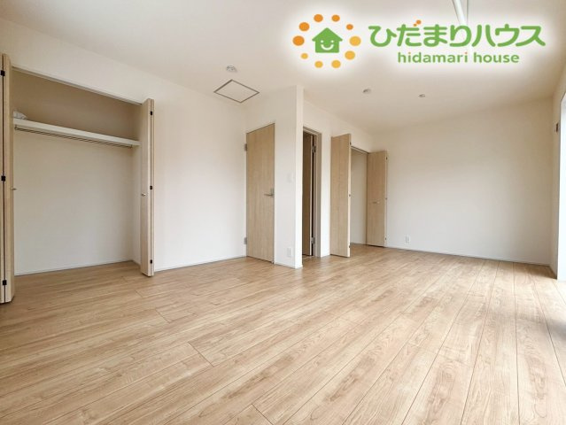 行田市谷郷　新築一戸建て　ブルーミングガーデン　01の寝室|主寝室は、大きなベッドを置いてもスペースにゆとりがある広々設計です！2面採光で朝は心地よい自然光を感じながら気持ちよく目覚めることができます♪将来のライフステージの変化によって間仕切ることもできます♪