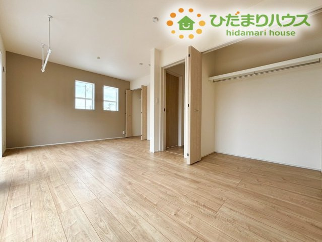 行田市谷郷　新築一戸建て　ブルーミングガーデン　01の寝室|主寝室には、衣類をハンガーに掛けたまま大量に整理できる壁一面の大型クローゼットを完備しています！アクセントクロスが映える落ち着いたインテリアです。室内物干しも完備しているので部屋干しもできて安心です♪