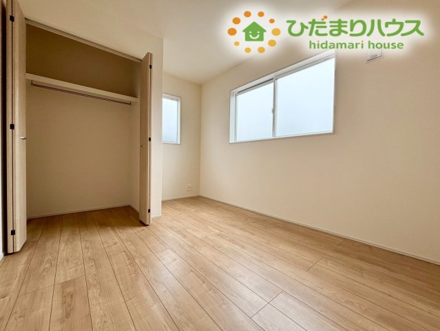 行田市谷郷　新築一戸建て　ブルーミングガーデン　01の子供部屋|子供部屋にぴったりな明るく開放的な洋室です！勉強机やベッドを置くのにちょうど良いサイズ感で、子供たちが自分だけの時間をのびのび過ごせます♪木の温もりを感じる床はどんな家具とも相性バッチリ！