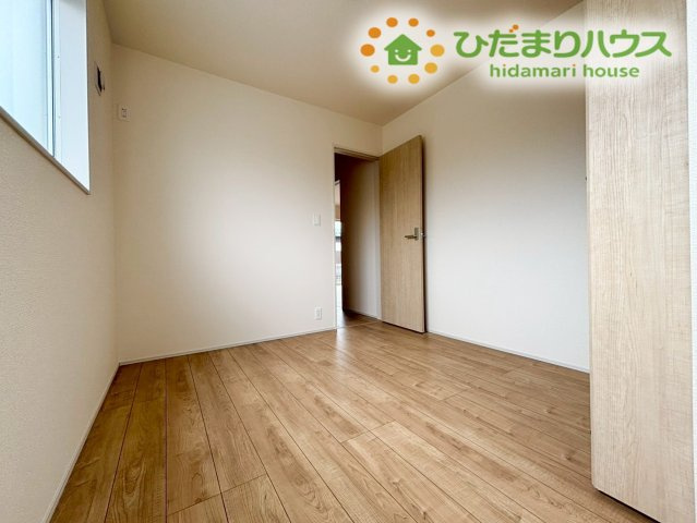 行田市谷郷　新築一戸建て　ブルーミングガーデン　01の子供部屋|こちらの洋室にも専用のクローゼットがしっかり用意されています！小さいうちから「自分でお片付けをする習慣」が自然と身につく嬉しい設計♪お部屋におもちゃが散らかるのを防いで、すっきり暮らせます！