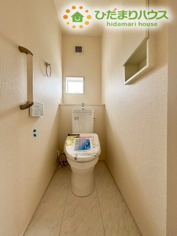 行田市谷郷　新築一戸建て　ブルーミングガーデン　01のトイレ|清潔感あふれるホワイトを基調とした快適なトイレ空間です！窓も開閉できるので、換気ができて、いつでもキレイな空間を保てますね！壁面棚があり、トイレットペーパーのストックや飾り棚としても重宝します♪