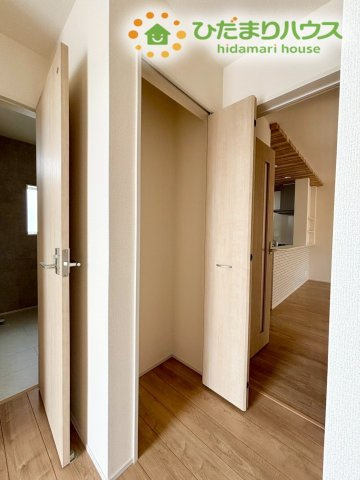 行田市谷郷　新築一戸建て　ブルーミングガーデン　01の収納|廊下部分に設けられた、扉付きの収納スペースです！季節物のブランケットやシーツ類の保管、各お部屋で使いきれない荷物などを一括して収納できるため、住まい全体の綺麗をキープできます！