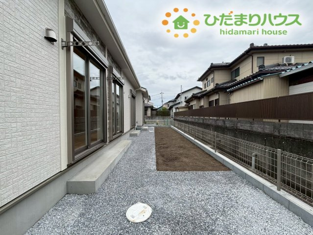 行田市谷郷　新築一戸建て　ブルーミングガーデン　01の庭|建物の南側に面した、多用途に使えるプライベートなお庭スペースです！泥汚れを気にせず遊べる砂利敷き仕様で、ちょっとした家庭菜園を楽しんだり、お子様とミニプールを出して水遊びをしたりできますね♪