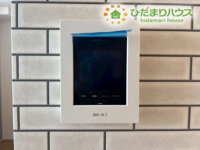 行田市谷郷　新築一戸建て　ブルーミングガーデン　01のセキュリティ|来客の顔を室内からハッキリ確認できるTVモニター付きインターホンです！誰が来たのか一目で分かるので、お子様のお留守番時や、不意の訪問があった際でも慌てず落ち着いて対応できて防犯面も安心です