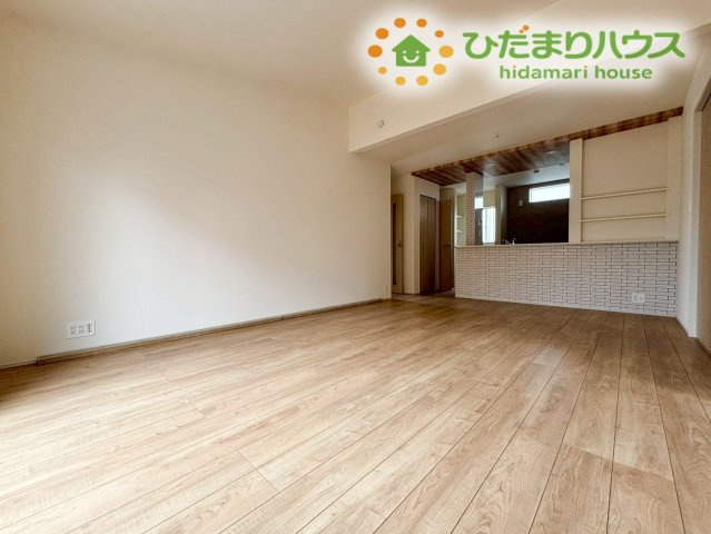 行田市谷郷　新築一戸建て　ブルーミングガーデン　01の居間・リビング|勾配天井が開放的な空間を演出する、光あふれる広々リビングです！木の温もりを感じる心地よいフローリング仕様で、ソファを置いて家族みんなでテレビを見たり、ゴロゴロお昼寝したりとゆったり寛げますね♪