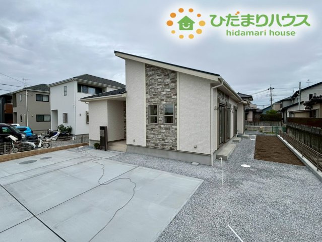 行田市谷郷　新築一戸建て　ブルーミングガーデン　01の外観|白を基調とした外壁にアクセントタイルが映える、センスの良い佇まいです！窓の配置にもこだわっており、室内のプライバシーをしっかり守りながらも、明るい自然光や心地よい風をたっぷり取り込める設計です！