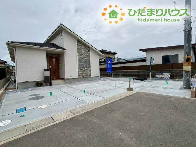 行田市谷郷　新築一戸建て　ブルーミングガーデン　01の駐車場|並列で車をゆったり停められる、広々としたカースペースを確保！コンクリート敷きでお手入れがしやすく、自転車やベビーカーを置く場所にも困りません♪荷物が多い日のお買い物帰りも移動がスムーズ！
