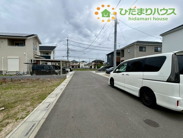 行田市谷郷　新築一戸建て　ブルーミングガーデン　01の前面道路含む現地写真|運転に自信がない方でも落ち着いて車の出し入れができる、ゆとりある幅員の前面道路です！見通しが良く、車の通り抜けが少ない落ち着いた環境なので、小さなお子様と一緒に手をつないで歩くときも安心ですね♪