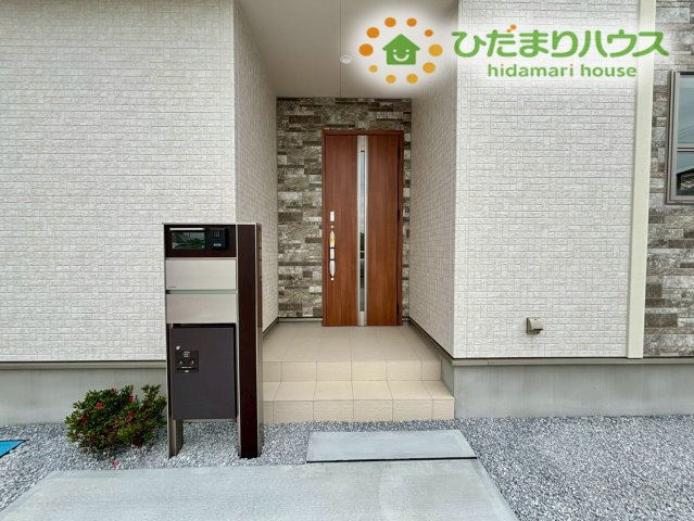 行田市谷郷　新築一戸建て　ブルーミングガーデン　01のエントランス|スッキリとした機能門柱が設置された、スマートな印象の玄関アプローチです！屋根付き仕様なので、雨の日でも濡れずに落ち着いて鍵を開けられます♪毎日気持ちよく家族を送り出せる明るい空間が魅力的！