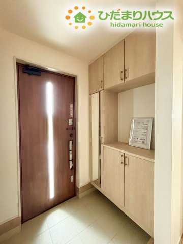 行田市谷郷　新築一戸建て　ブルーミングガーデン　01の玄関|家族の靴がたっぷり収まるカウンタータイプのシューズボックスを完備！玄関まわりをいつも綺麗に保てるほか、お気に入りのインテリアや季節のお花を飾って、訪れるお客様を素敵にお迎えする空間を作れます♪