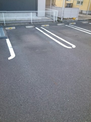 ヒラソールＡの駐車場