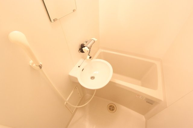 レオパレスオズヴァリーの浴室|きれいなお風呂です