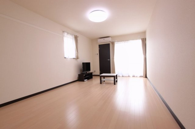 レオネクストアンソレイユＥの居間・リビング|こちらの居間で趣味の時間をお楽しみください