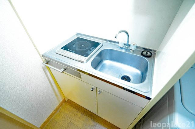 レオパレス城南田村のキッチン|備品や設備仕様は号室等により異なります現地をご確認下さい。