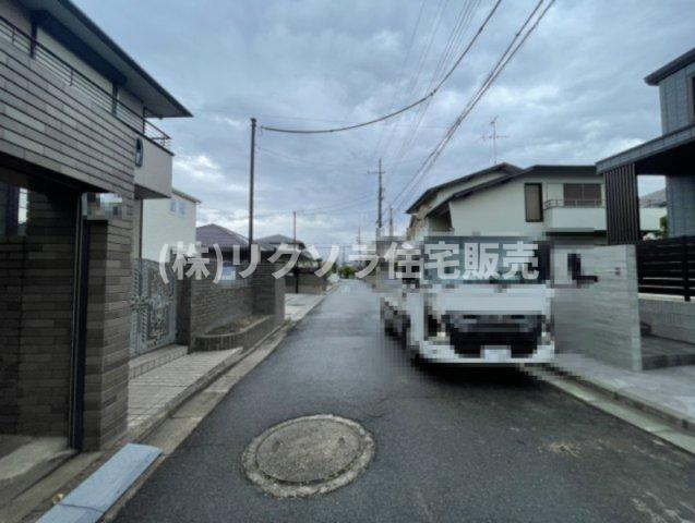 成田東が丘　中古一戸建ての前面道路含む現地写真|■物件内覧・資金計画相談・住宅ローン相談、リフォーム相談、お問合せ受付中■
※当日・翌日のご内覧、ご相談はお電話でのお問合せがスムーズです！