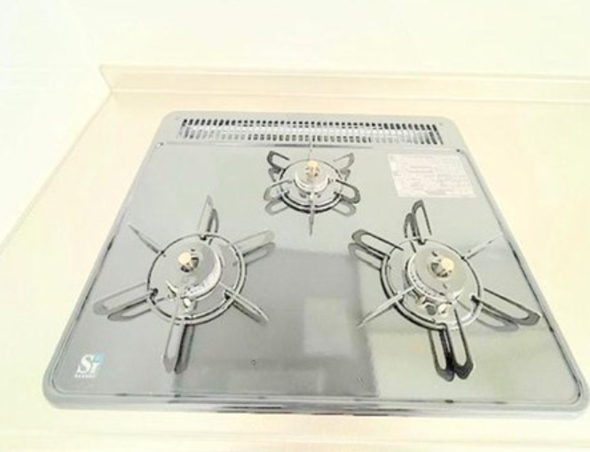 ビックヴァン二俣川ホームズのキッチン|3口コンロはお料理の幅が広がりそうですね。お掃除もラクラクになる構造ですね。