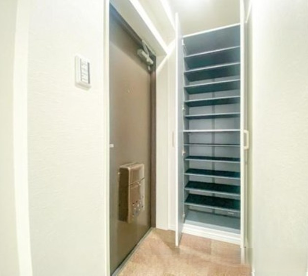 ビックヴァン二俣川ホームズの玄関|シューズボックスが玄関横にあり,たくさんの靴を収納できますね。