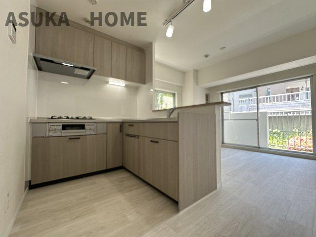 ビックヴァン二俣川ホームズのキッチン|広々とした作業台のあるキッチンです。椅子を置いてリビングを見ながらお茶しながら自分時間を楽しむこともできそうです。