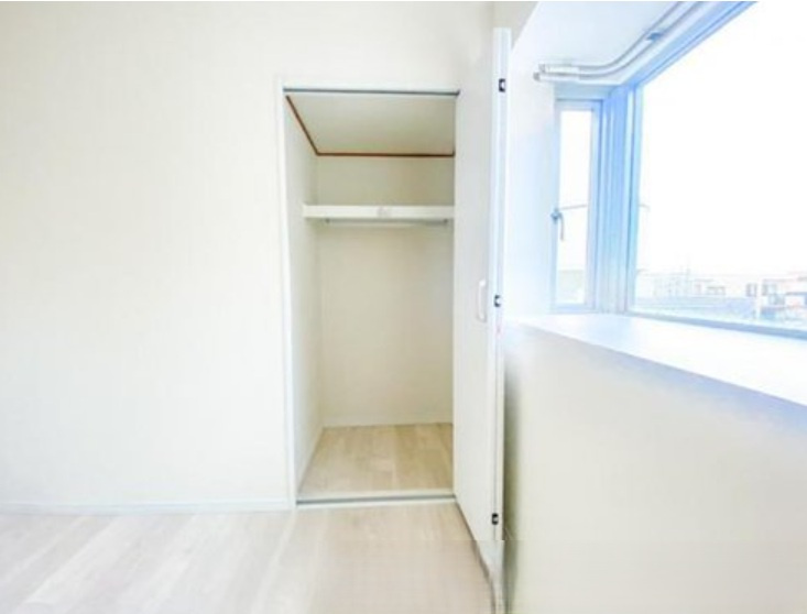 ビックヴァン二俣川ホームズの洋室|収納力が豊富なので洋服や荷物が多くあるご家族にもお勧めです。