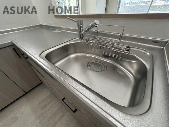ビックヴァン二俣川ホームズのキッチン|広さのあるステンレス製のシンクは耐火性や重いものにも頑丈で耐久性に優れているので長く安心して使えます。
