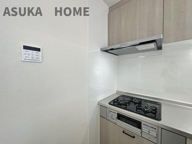 ビックヴァン二俣川ホームズのキッチン|3つ口コンロで一体感のあるシステムキッチンが魅力的なキッチンスペース