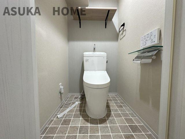 ビックヴァン二俣川ホームズのトイレ|温水洗浄便座のトイレ設備です！トイレ上部にはあると便利な吊戸棚を設置！
