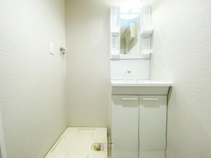 ビックヴァン二俣川ホームズの独立洗面台|一日の始まりの朝、歯磨きをしたりメイクや髪をセットしたりなど使いやすさが考えられた3面鏡です。