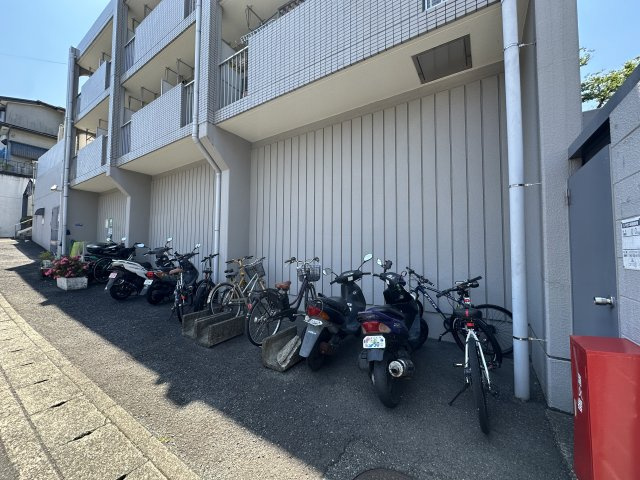 ビックヴァン二俣川ホームズの独立洗面台|一日の始まりの朝、歯磨きをしたりメイクや髪をセットしたりなど使いやすさが考えられた3面鏡です。