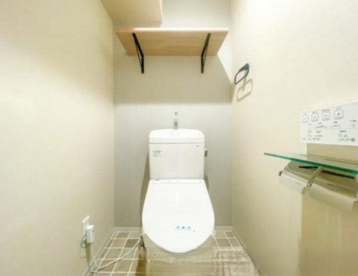 ビックヴァン二俣川ホームズのトイレ|広いトイレには収納棚があり、清潔感のある空間ですね。
