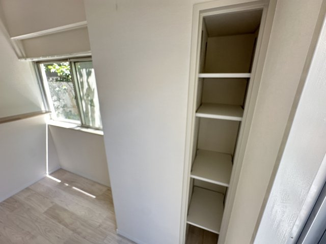 ビックヴァン二俣川ホームズのトイレ|広いトイレには収納棚があり、清潔感のある空間ですね。