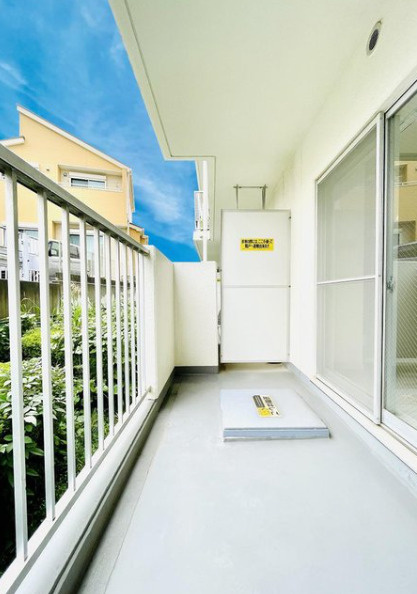 ビックヴァン二俣川ホームズのバルコニー|洗濯を干すだけではなく、プチトマトなどプランター菜園も楽しめそうですね。