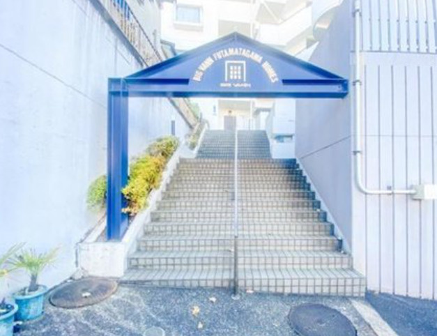 ビックヴァン二俣川ホームズのエントランス|白く明るい建物と階段のあるエントランスですね。