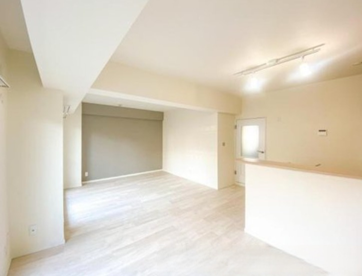 ビックヴァン二俣川ホームズの居間・リビング|開放感のある明るいお部屋ですね。家族団らんで会話も弾みそうですね。