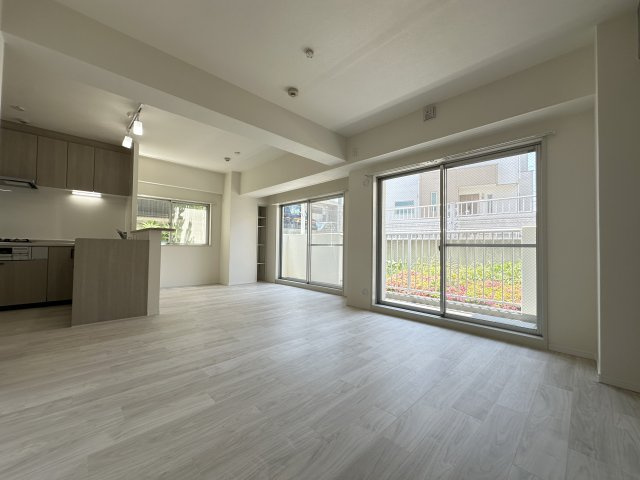 ビックヴァン二俣川ホームズの居間・リビング|開放感のある明るいお部屋ですね。家族団らんで会話も弾みそうですね。