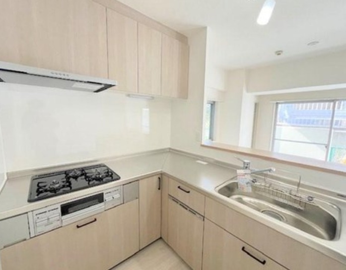 ビックヴァン二俣川ホームズのキッチン|お料理をしながら大切な家族との会話も楽しめそう家族のコミュニケーションが生まれそうなキッチンですね♪